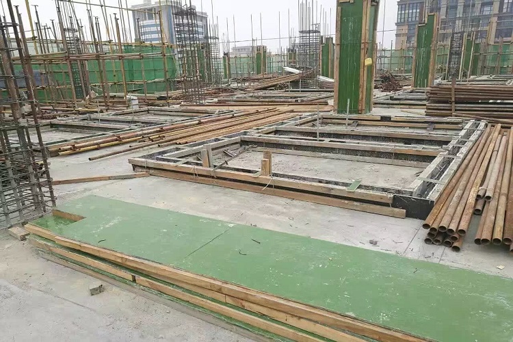 钢化膜塑面建筑模板：高层施工与绿色建造的创新解决方案