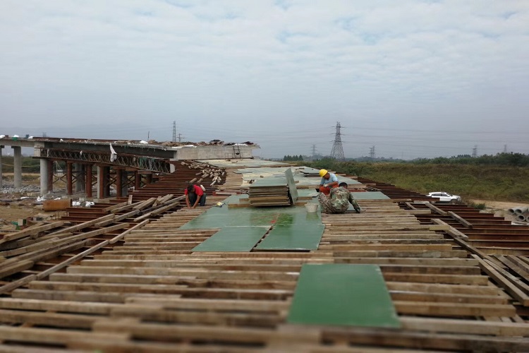覆塑模板有哪些优点？建筑工程实用性能优势详解 